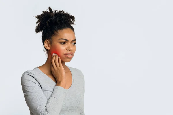 Molesto mujer africana que tiene dientes sabios problema — Foto de Stock