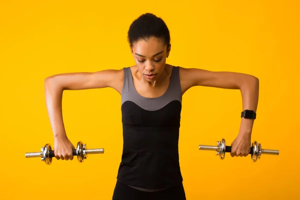 Sarı Arkaplan Üzerine Beyinsiz Egzersizi Yapan Afrikalı Afrikalı Amerikalı Kadın — Stok fotoğraf