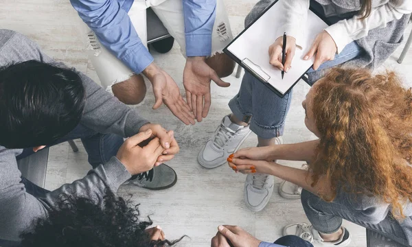 Diverses personnes partageant leurs problèmes lors d'une séance de thérapie de groupe, vue de dessus — Photo