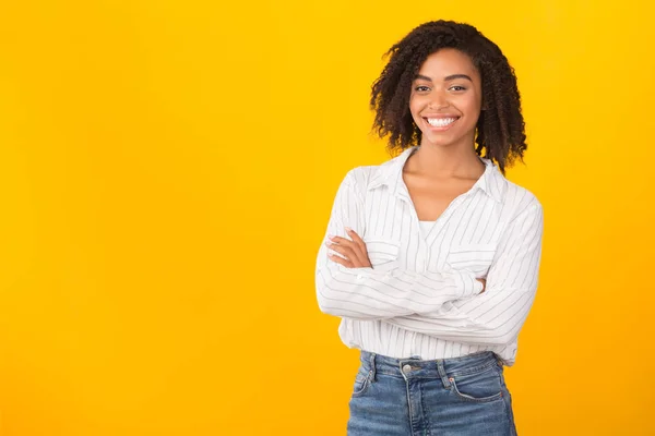 Primo piano di giovane splendida donna d'affari africana — Foto Stock