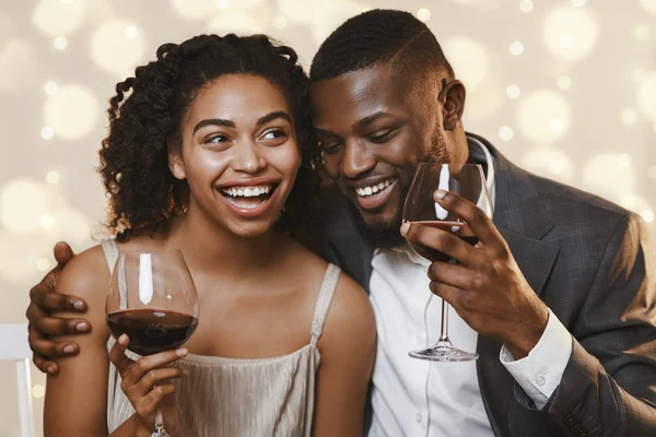 Retrato de belo jovem casal africano celebrando o Dia de São Valentim — Fotografia de Stock