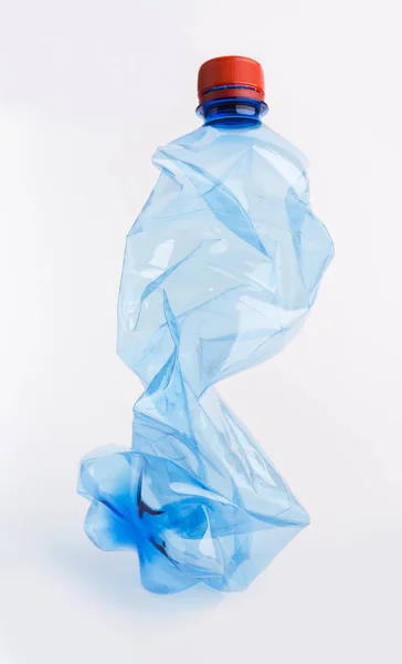 Botol plastik biru yang hancur dengan latar belakang putih — Stok Foto