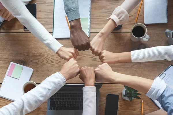 Internationale groep zakenmensen zet vuisten in de cirkel — Stockfoto