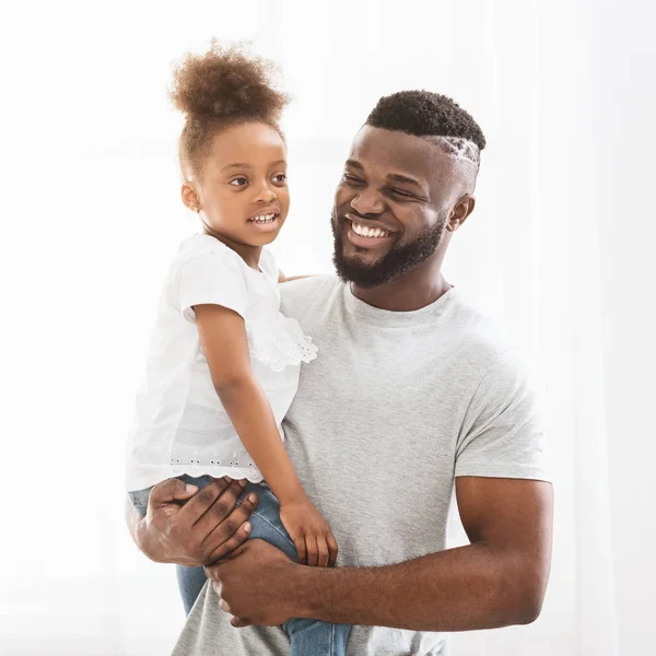 Feliz preto pai e pequena filha posando sobre branco fundo — Fotografia de Stock