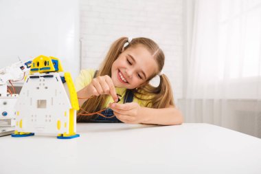 Robot detayları. Güzel kız robot yapıyor.