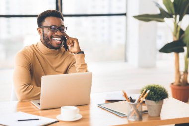 Afrikalı Amerikalı iş adamı telefon danışmanlığı yapıyor.