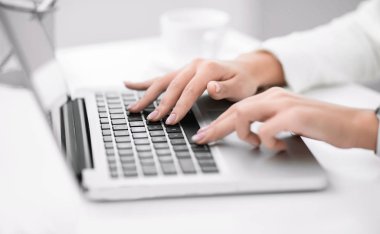 Laptopta çalışan Latin kızın kırpılmış görüntüsü