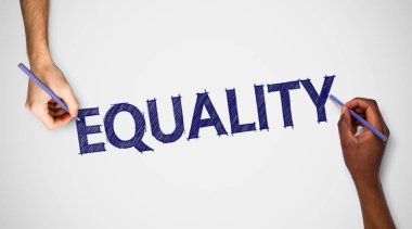 Çeşitli Eller Gri Arkaplanda Eşitlik Sözcüğü Yazıyor