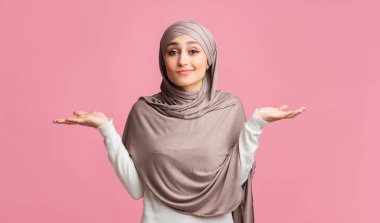 Pembe Stüdyo Arkaplanda Omuz silken Güvenilmez Müslüman Kadın