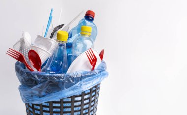 Kullanılmış plastik parçaları beyaza izole edilmiş siyah bir çöp kutusu