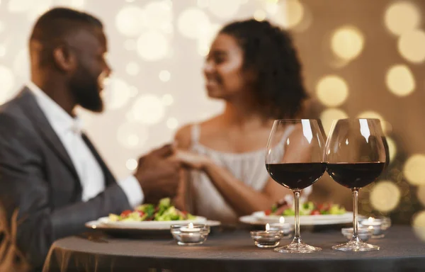 Appuntamento romantico al ristorante con candele e vino — Foto Stock