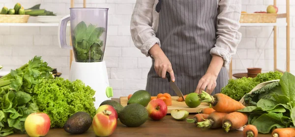 Unrecognizable young woman preparing healthy smoothie with blender — Stock Photo, Image