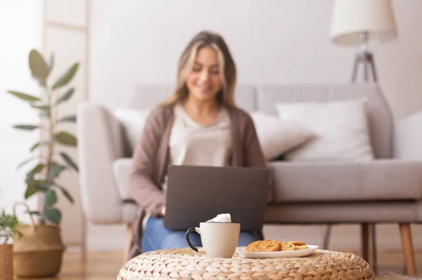一杯咖啡和饼干等待可爱的女孩与笔记本电脑 — 图库照片