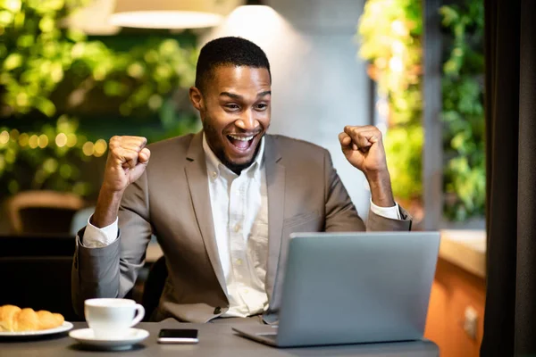 Opgewonden zwarte manager viert zijn overwinning in cafe — Stockfoto
