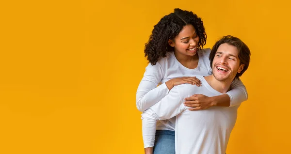 Romantic Guy Piggybacking His Black Girlfriend, Carrying On His Back — Stock Photo, Image