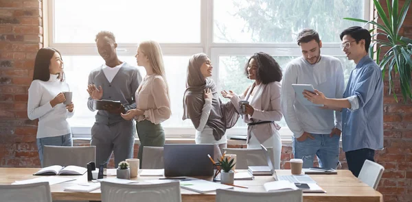 Multiraciale jonge gelukkige mensen delen ideeën terwijl koffie break — Stockfoto