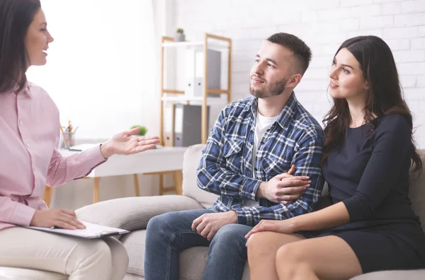 Jeunes conjoints à l'écoute d'un spécialiste lors d'une consultation familiale — Photo