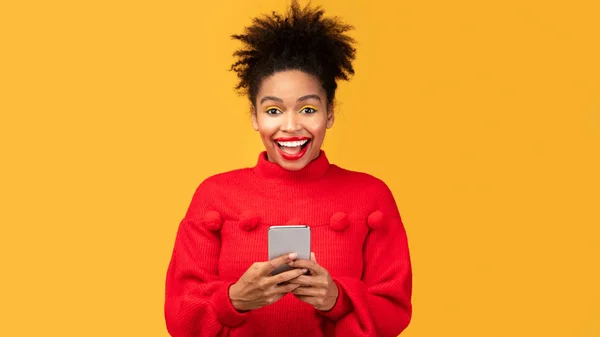 Menina afro usando telefone celular no estúdio — Fotografia de Stock