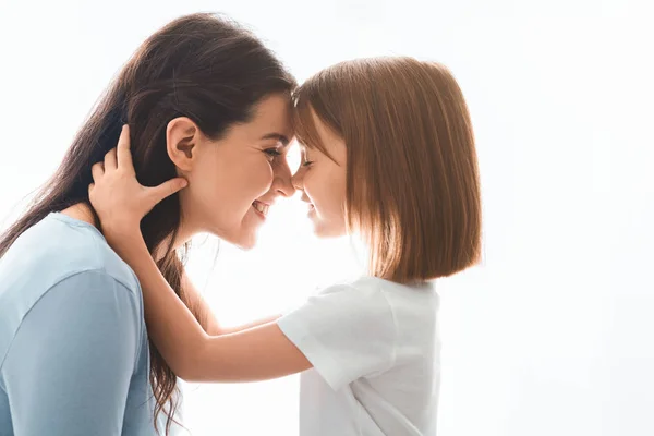 Крупным планом милая красивая дочь обнимается со своей матерью — стоковое фото