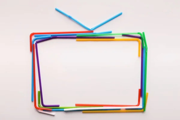 Färgade Tv uppsättning av plastsugrör med kopieringsutrymme inuti — Stockfoto