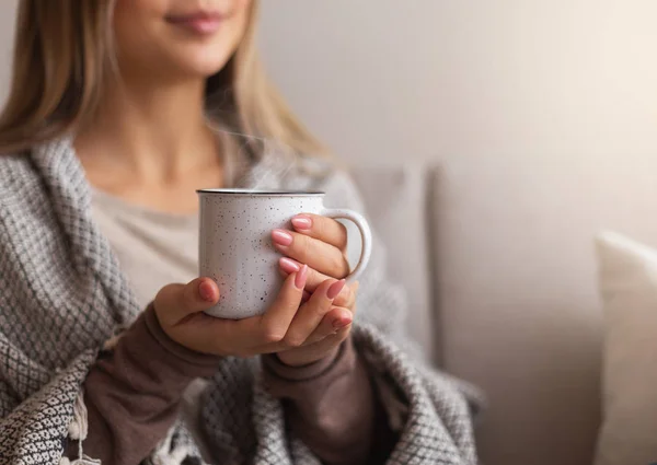 Junge Frau genießt heißen Kaffee zu Hause, freier Raum — Stockfoto