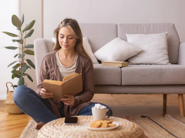 Carino libro di lettura ragazza, seduto sul pavimento a casa, spazio vuoto — Foto Stock