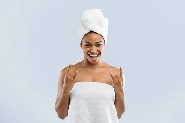 Portrait of happy spa afro girl showing cool gesture — Stock Photo, Image