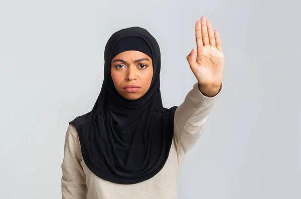 Serious Black Muslim Woman In Headscarf Showing No With Her Hand — 스톡 사진