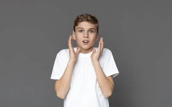 Verbazingwekkende tiener jongen op zoek naar camera met wantrouwende uitdrukking — Stockfoto