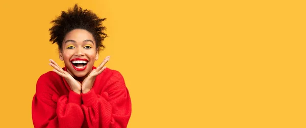 Happy black girl screaming and touching cheeks — Stock Photo, Image