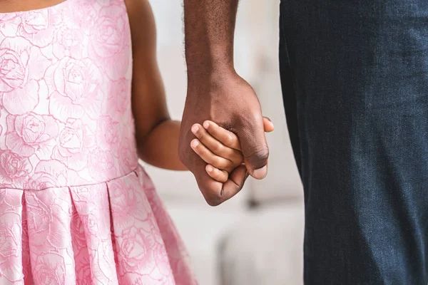 Afrikansk amerikansk far och dotter håller varandra i handen — Stockfoto