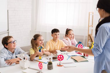 Kök dersi. Öğretmen yeni robot projesini açıklıyor