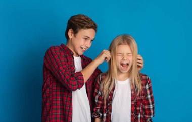 Abim küçük kız kardeşime sataşıyor, kız çığlık atana kadar kulaklarını çekiyor.