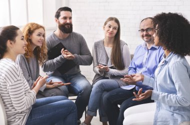 Genç bir kadın rehabilitasyondaki grup terapisinde hikayesini anlatıyor.
