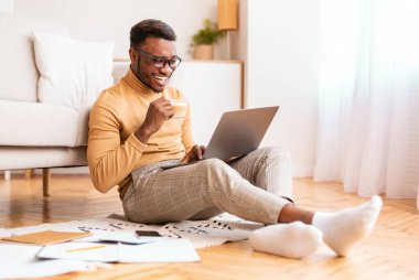 Mutlu Öğrenci Çalışması ve Evde Kahve İçmesi, Seçici Odaklanma