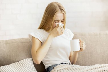 Ateşli Hasta Kız Sıcak Çay İçiyor