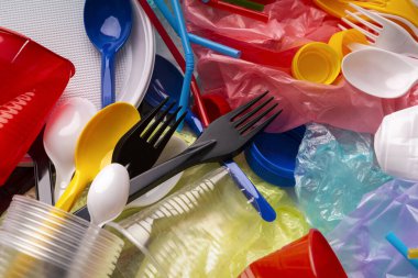 Tek kullanımlık plastik nesneler, mesela şişeler, bardaklar.