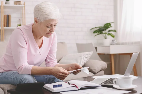 Senior lady counting finances and bills and home, empty space — Stock Photo, Image