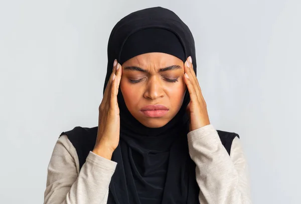 Syk afro-muslimsk jente i Hijab-gripende templer, med hodepine – stockfoto