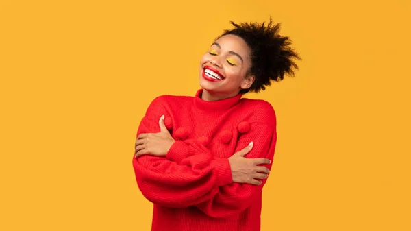 Portret van een mooie glimlachende afro vrouw die zichzelf omarmt — Stockfoto