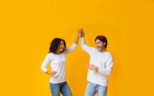 Cheerful Interracial Couple Fooling Together, Holding Hands And Dancing — Stock Photo, Image