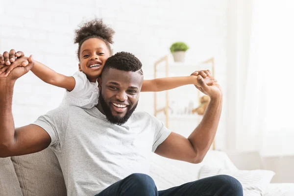 Adorável família negra pai e filha posando em casa — Fotografia de Stock