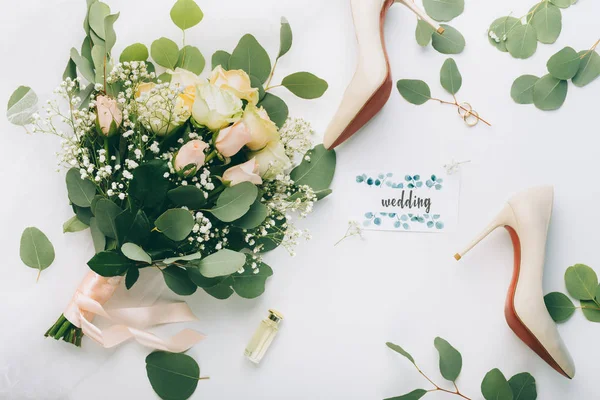 Rovné svatební kytice a vysoké podpatkové boty na bílém — Stock fotografie