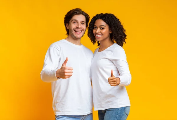 Felice bianco ragazzo e afro ragazza mostrando pollici fino e sorridente — Foto Stock