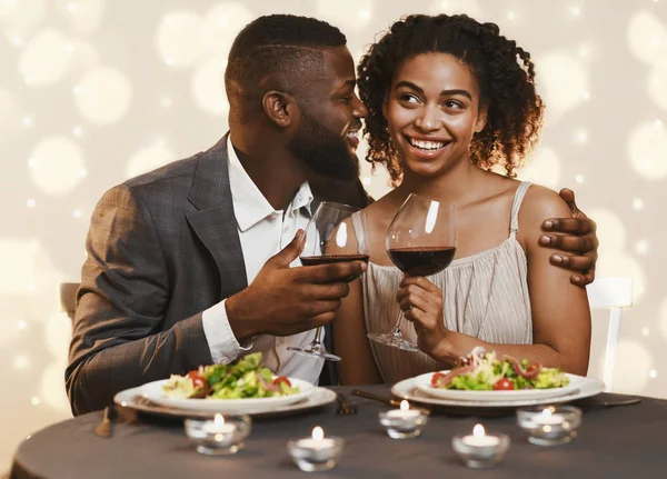 Svart kille i kärlek uppvaktar vacker dam, äter middag — Stockfoto