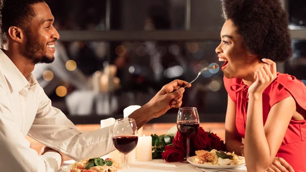 Casal alimentando uns aos outros tendo jantar romântico no restaurante, Panorama — Fotografia de Stock