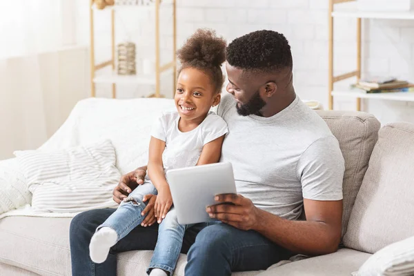 Zwarte vader en dochter met behulp van digitale tablet thuis — Stockfoto