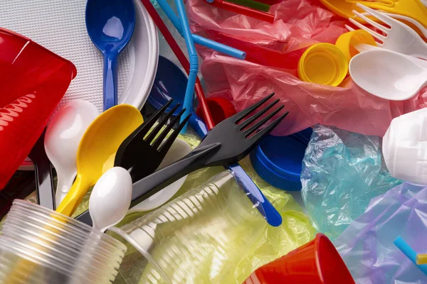 Oggetti monouso in plastica monouso come bottiglie, tazze — Foto Stock