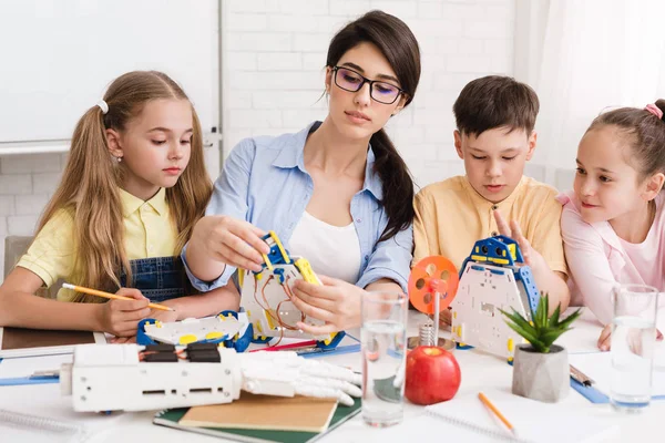 Genius kids learning about robots and coding — Stock Photo, Image