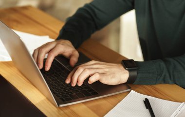 Tanımlanamayan Adam Laptop Daktilo kullanıyor Modern Ofiste çalışıyor, Kırpılmış